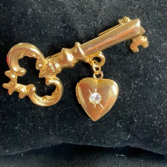 VINTAGE GOLD-TONE KEY BROOCH WITH HANGING LOCKET-RARE - Picture 2 of 3